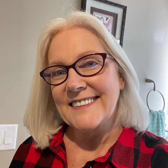 Meet your Posher, Lori - Picture 2 of 3